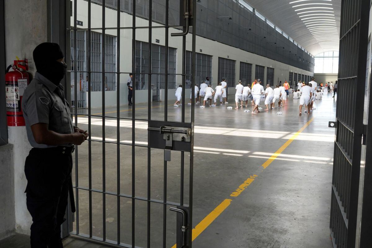 Un oficial de seguridad penitenciaria hace guardia en la prisión de máxima seguridad del Centro de Contención del Terrorismo (CECOT) en Tecoluca, El Salvador, el jueves 7 de setiembre de 2023. Fotógrafo: Camilo Freedman/Bloomberg