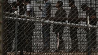 Solicitantes mexicanos de asilo esperan entrar a EE.UU. tras fin de Título 42