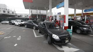 Camiones realizan largas colas para abastecerse de combustible en Ventanilla