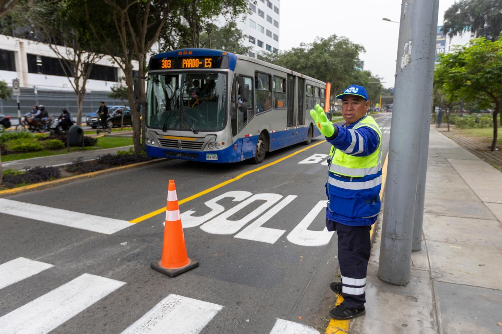 Personal de la autoridad de transporte brinda indicaciones a conductores, pasajeros y transeúntes durante los primeros días de funcionamiento del nuevo esquema en la avenida Arequipa.
(Mario Zapata / GEC).