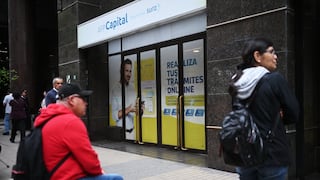 “Nos mintieron”: el desplome de los fondos de pensiones agobia a los jubilados en Chile