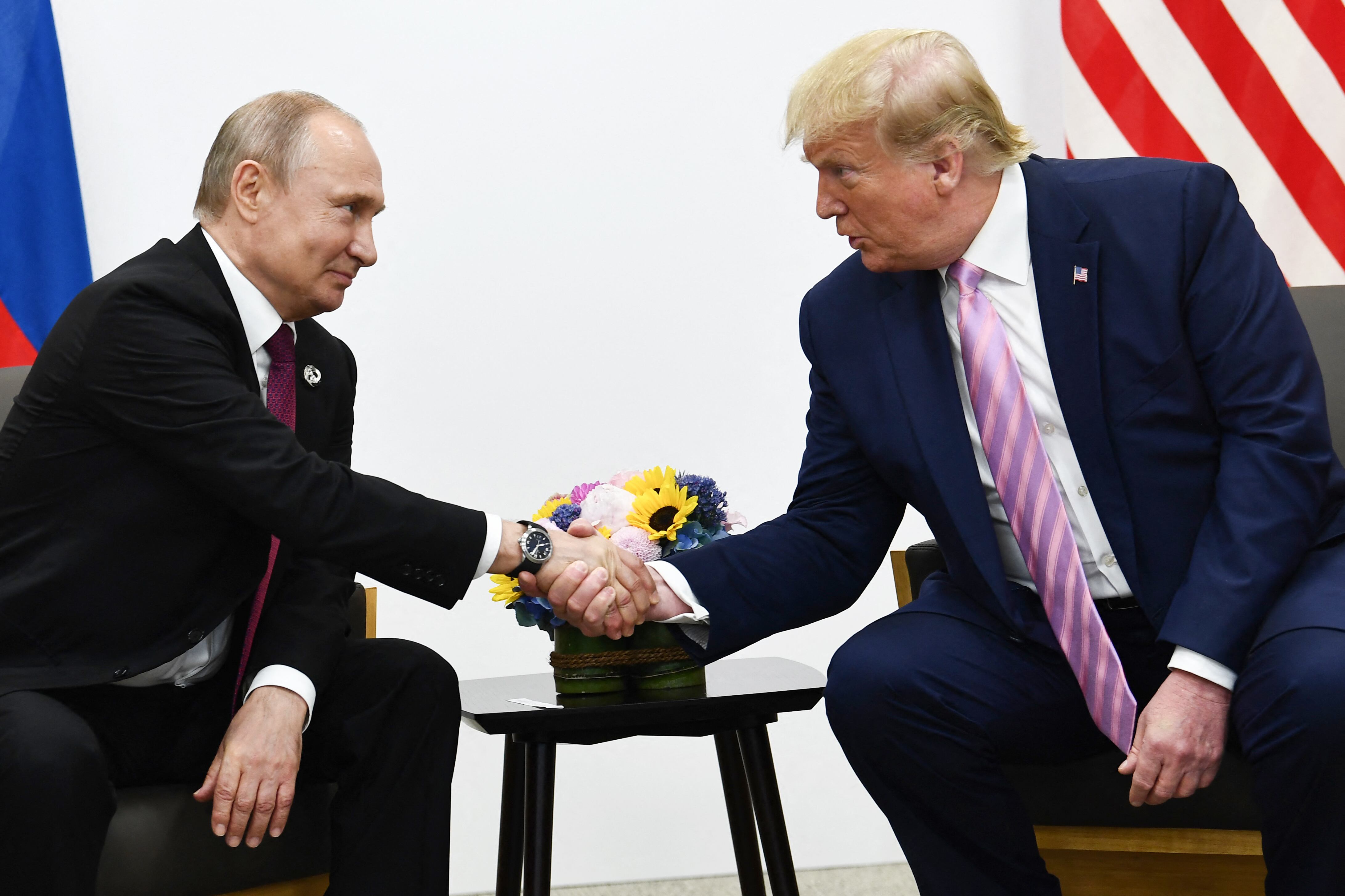 Imagen de archivo | El presidente electo de Estados Unidos, Donald Trump (derecha), junto al presidente de Rusia, Vladimir Putin. (Foto de Brendan Smialowski / AFP)