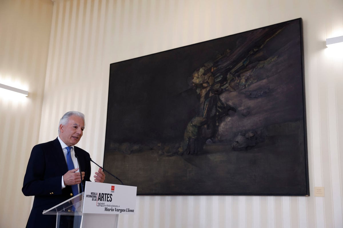 MADRID, 13/04/2026.- Álvaro Vargas Llosa, hijo del escritor Mario Vargas Llosa, da un discurso en el marco del acto en el que la presidenta de la Comunidad de Madrid, Isabel Díaz Ayuso, entregó la Medalla Internacional de las Artes, a título póstumo, a Mario Vargas Llosa por su excepcional labor de creación literaria y la difusión internacional de las letras hispánicas, este lunes, en la Real Casa de Correos, sede del Gobierno regional, en Madrid. EFE/ Javier Lizón