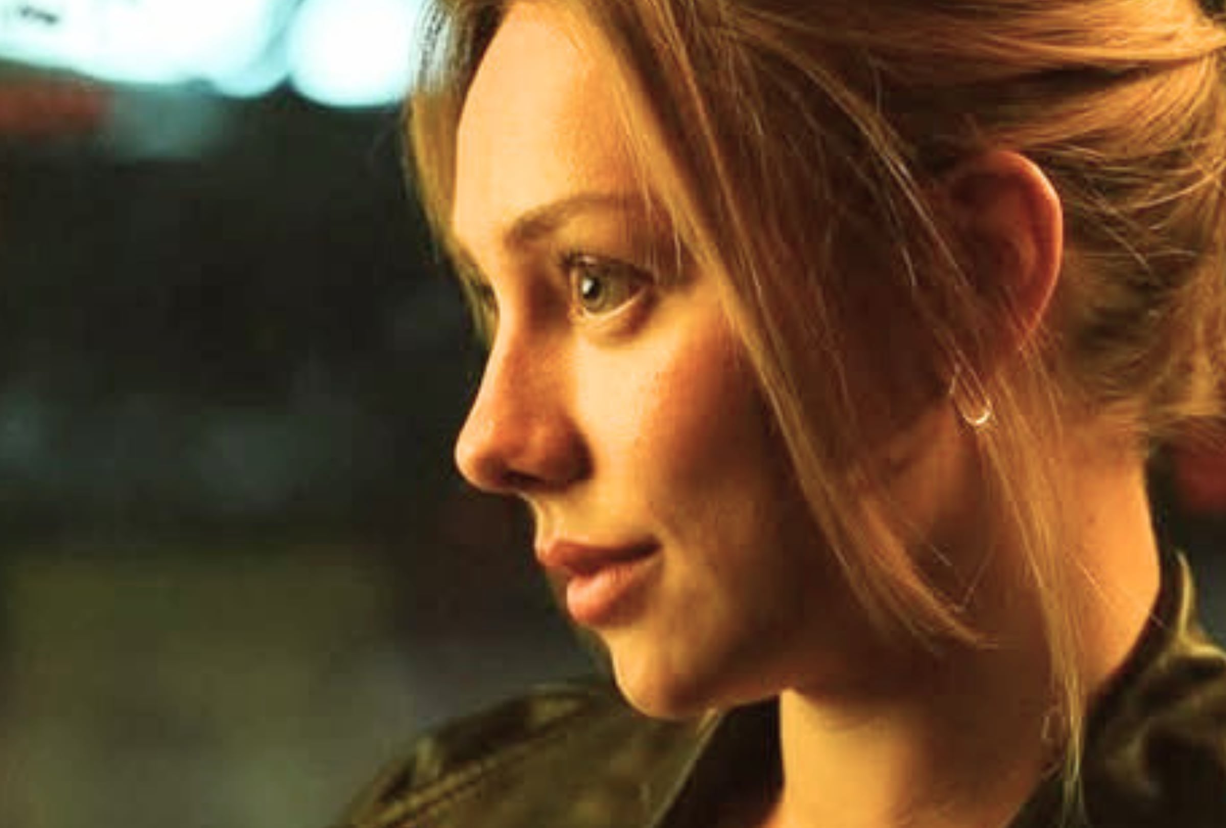 La actriz española Ester Expósito interpretando a Marfil Cortés en la película de suspenso y romance "Enfrentados: Marfil" (Foto: Pokeepsie Films / Prime Video)