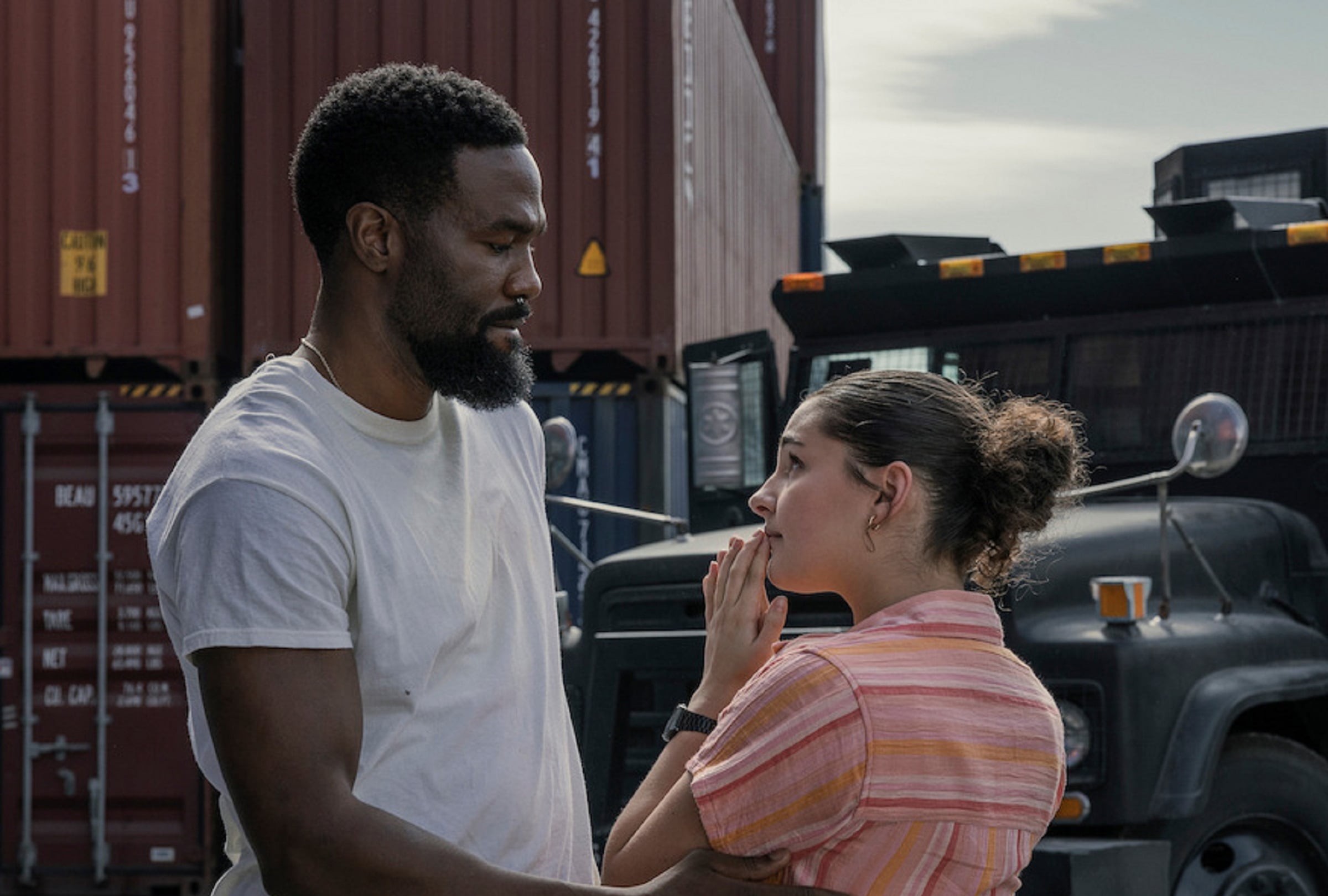 John Creasy (Yahya Abdul-Mateen II) debe proteger a Poe Rayburn (Billie Boullet), la hija de un viejo amigo, en la serie de acción y suspenso "Man on Fire" (Foto: Netflix)