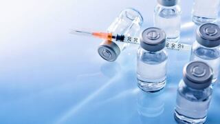 Varias vacunas del coronavirus deberían aprobarse en el 2021, afirma científico británico 