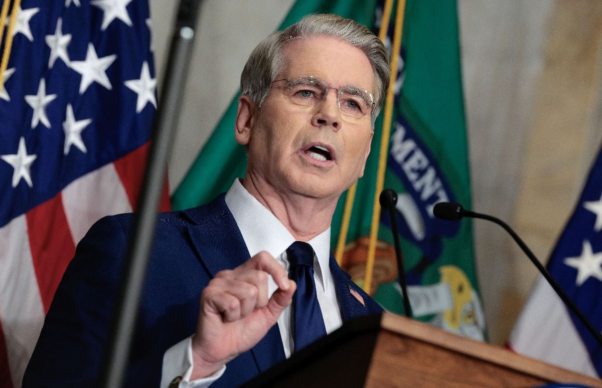 El secretario del Tesoro de EE.UU., Scott Bessent, anuncia una nueva serie de sanciones contra Irán —calificándolas de «Día D económico»— en la Cash Room del Departamento del Tesoro en Washington, el 24 de agosto.