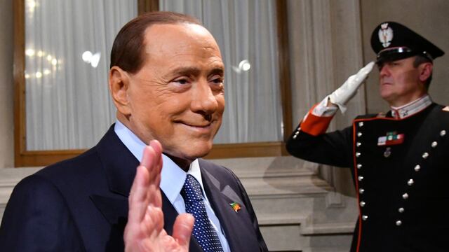 Se inicia carrera por lucir nombre de Berlusconi en aeropuertos, estadio y un puente