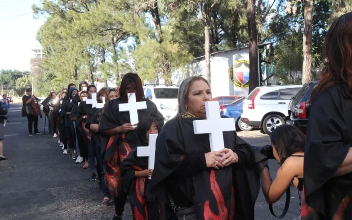 Familiares de las víctimas esperan justicia en el caso del incendio del Hogar Seguro Virgen de la Asunción, que ahora alcanza al expresidente Jimmy Morales. Foto: EFE/ Leo Mendoza.