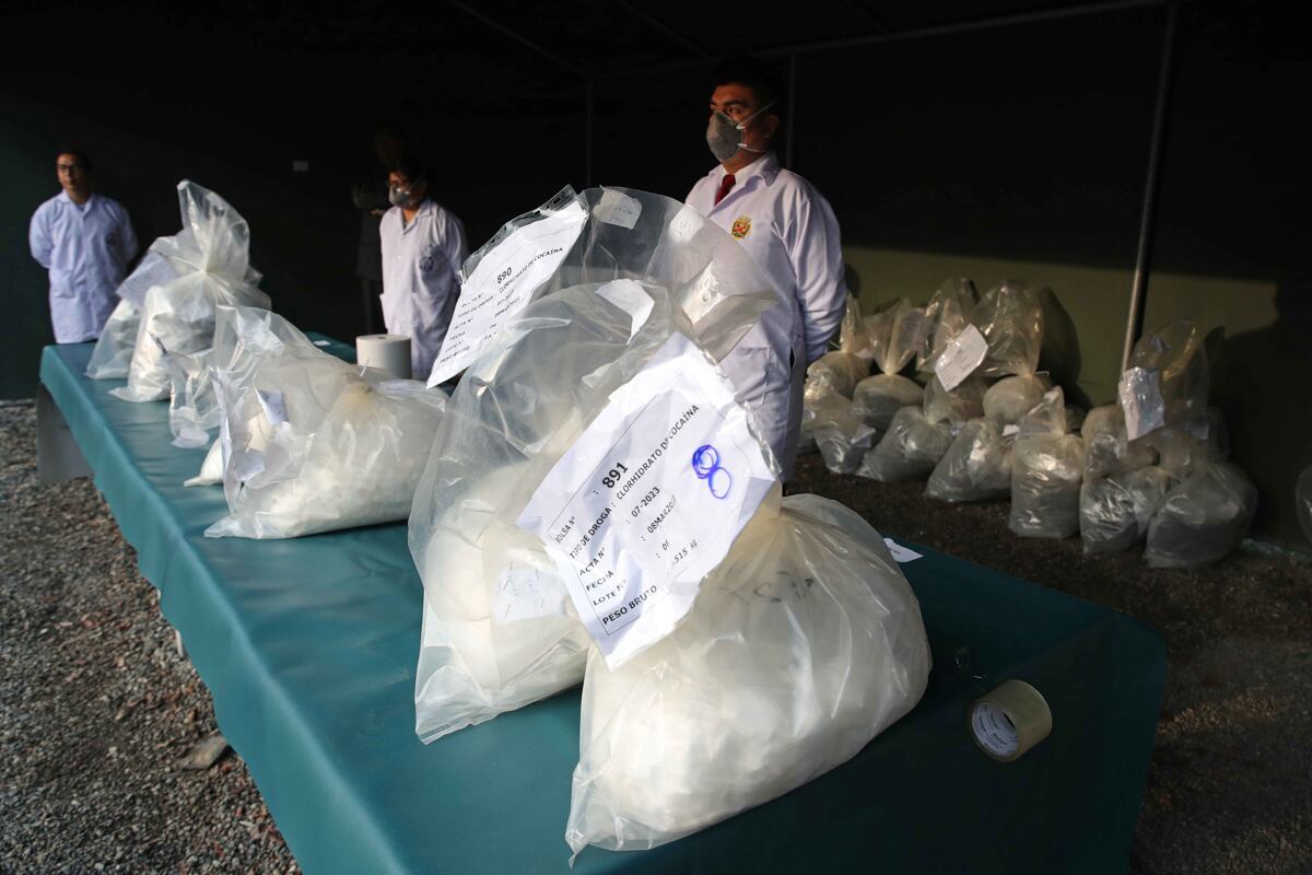 Fotografía de archivo fechada el 26 de mayo de 2023 que muestra a expertos mientras participan en la destrucción de cargamentos de drogas decomisadas, en Lima (Perú). (Foto: EFE)