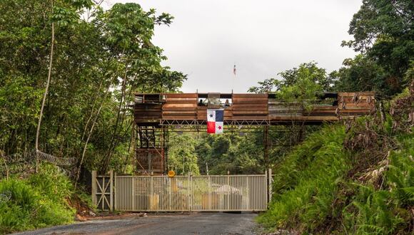 Una barricada de seguridad en la entrada de la mina cerrada de First Quantum Minerals Ltd. en Donoso, provincia de Colón, Panamá, el martes 9 de enero de 2024.