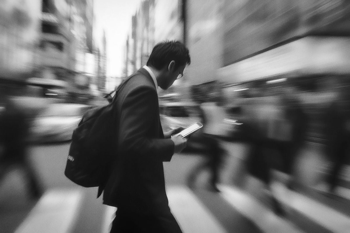 Mientras algunos creadores de tecnología apostaremos por enaltecer las relaciones humanas, la mayoría seguirá compitiendo por capturar nuestra atención individual en las pantallas. Foto: Pixabay.