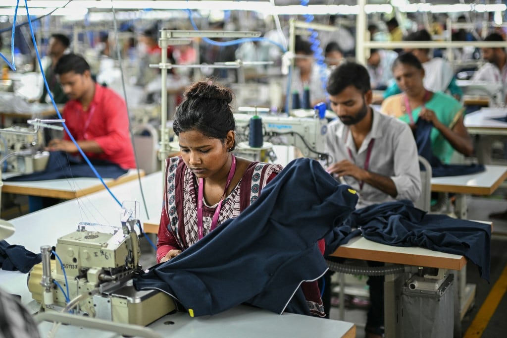 (ARCHIVOS) En esta fotografía tomada el 23 de septiembre de 2025, empleados trabajan en una fábrica textil en Tiruppur, en el estado de Tamil Nadu, al sur de la India. India y la Unión Europea anunciaron el 27 de enero de 2026 el "acuerdo madre de todos los acuerdos", un enorme pacto comercial para crear un mercado de dos mil millones de personas, alcanzado tras dos décadas de negociaciones. (Foto de R. Satish BABU / AFP)
