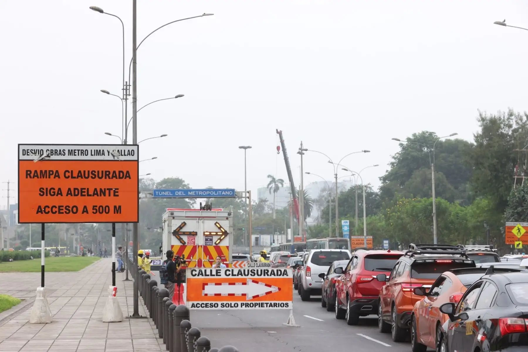 Gran tráfico vehicular se registra en el primer día de cierre del ingreso a la Vía Expresa. Foto: Andina