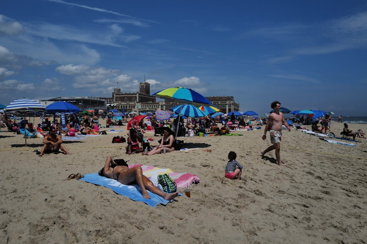 Localidades del Jersey Shore implementaron nuevas reglas que prohíben mochilas y bolsos durante ciertas horas de la noche. (Foto: Charly TRIBALLEAU / AFP)