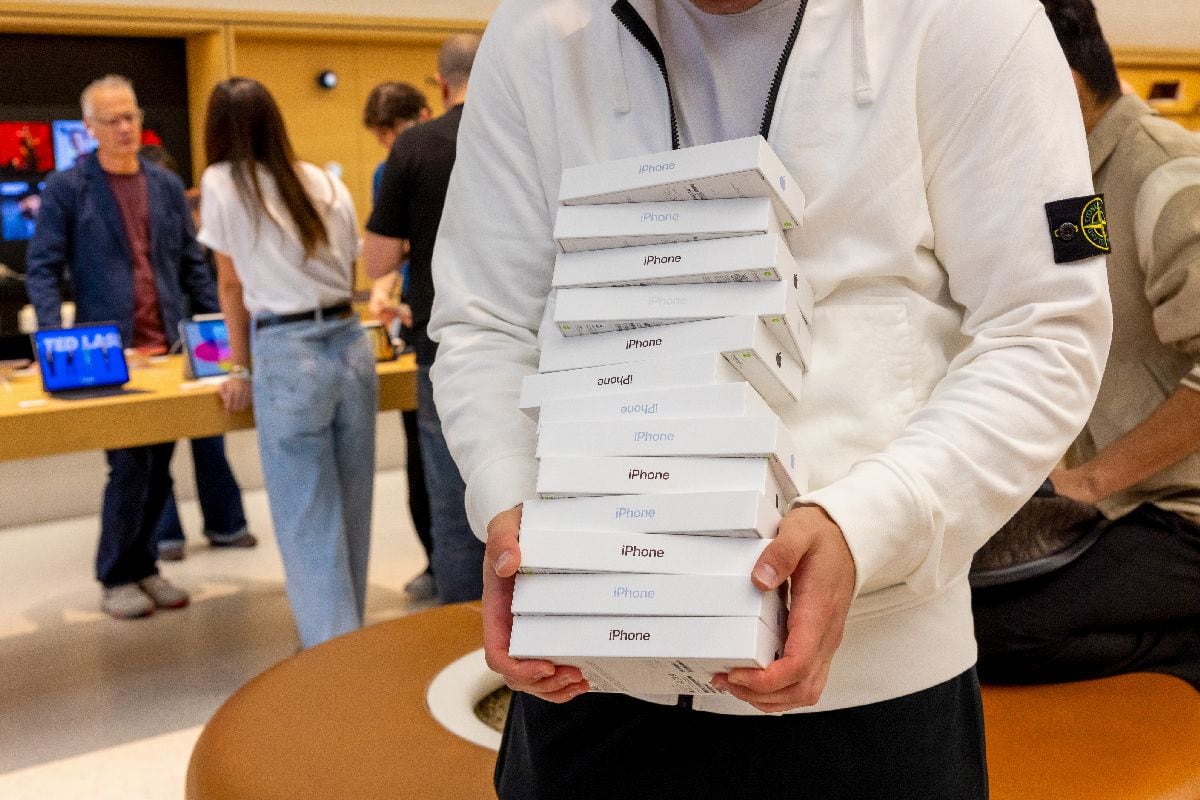 Un cliente compra 13 iPhone en la tienda de Apple Inc. ubicada en Regent Street, en Londres (Reino Unido), el viernes 18 de septiembre de 2026.