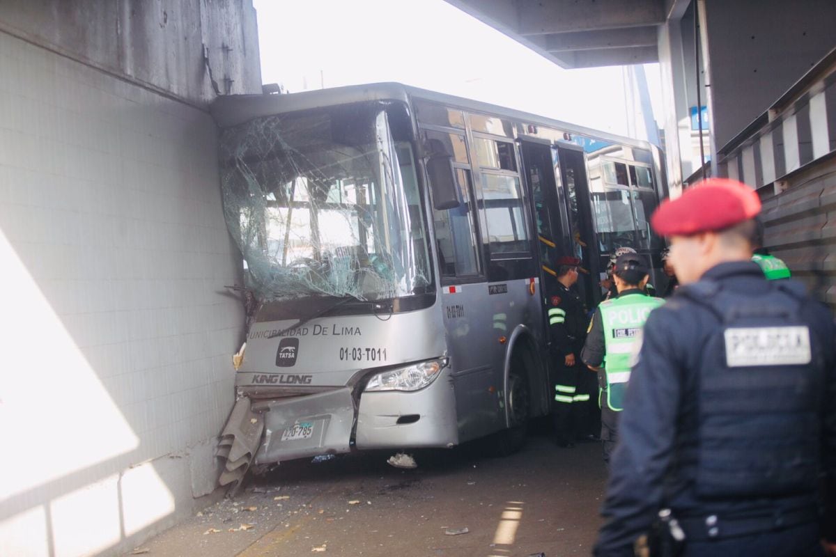 El impacto fue de gran magnitud y destruyó por completo la parte delantera derecha del bus. (Foto: César Grados @photo.gec)