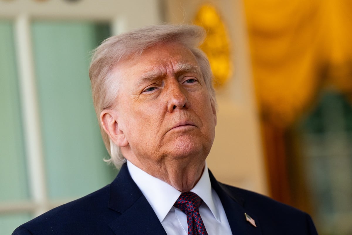 El presidente estadounidense Donald Trump habla con miembros de los medios de comunicación frente al Despacho Oval de la Casa Blanca en Washington, DC, EE. UU., el 13 de abril de 2026. (EFE/EPA/SALWAN GEORGES / POOL)