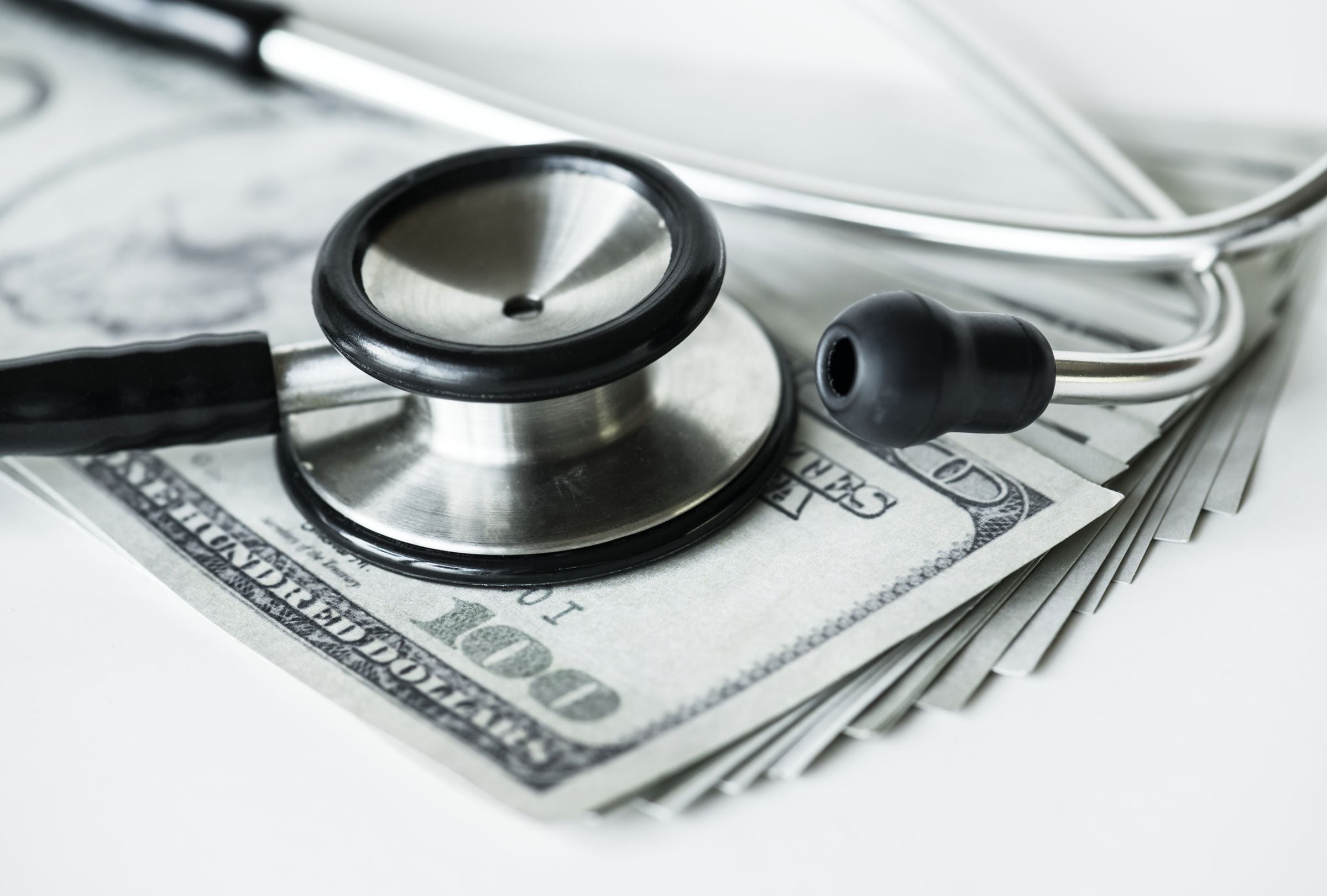 Desde el 1 de julio de 2026 entran en vigor nuevos salarios mínimos para trabajadores de hospitales, clínicas y centros de salud en California, con montos que varían entre 19.28 y 25 dólares la hora (Foto: Freepik)