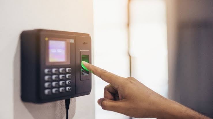 El reloj biométrico sigue siendo, con amplia distancia, el método más usado. Las opciones por app y web concentran alrededor del 20% de las marcas, con usuarios que alternan según trabajen en oficina o desde casa.