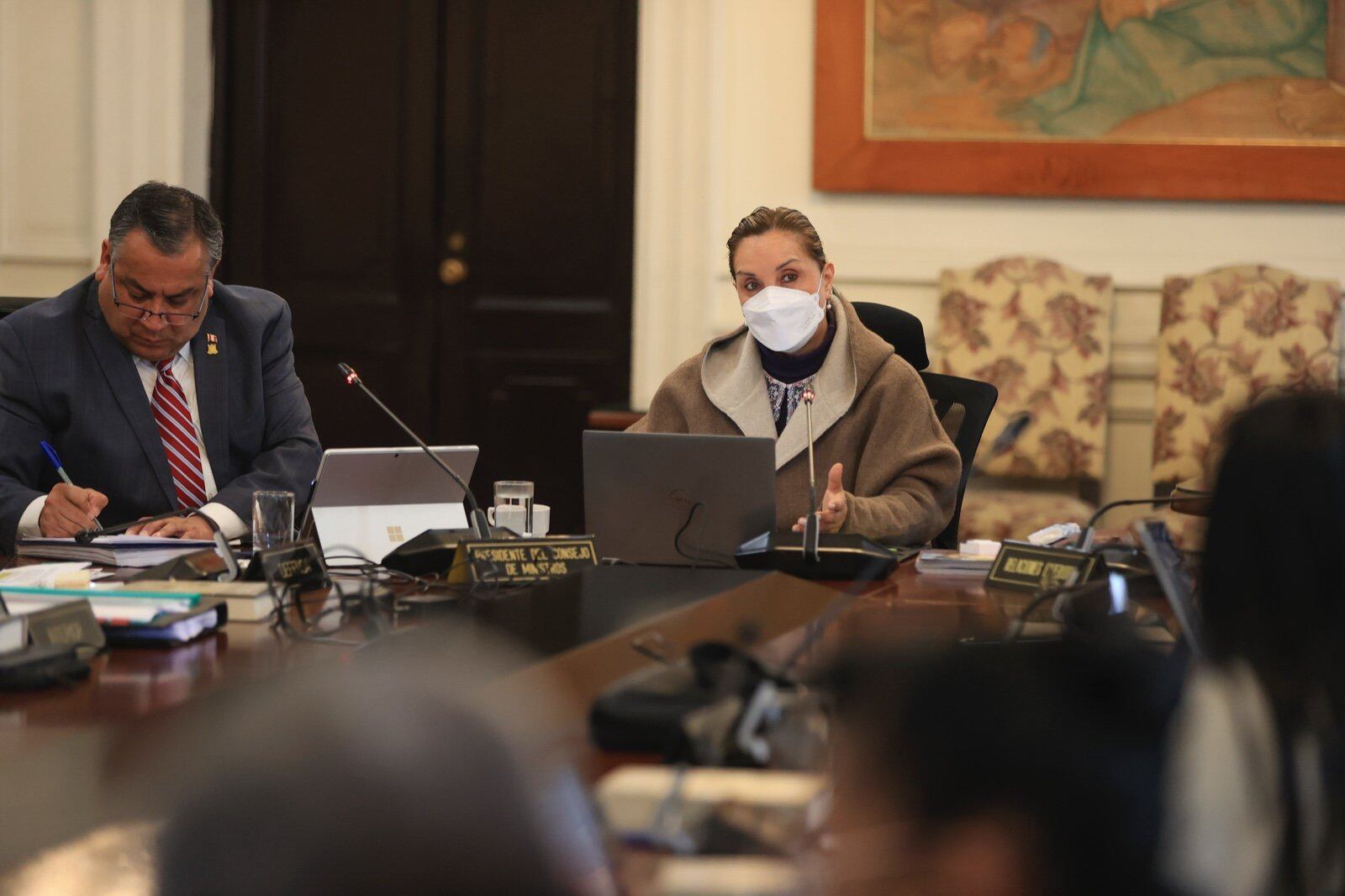 Dina Boluarte retomó sus actividades en la sesión del Consejo de Ministros, en la que participó utilizando una mascarilla para evitar contagios entre los miembros del gabinete ministerial. (Foto: Presidencia)