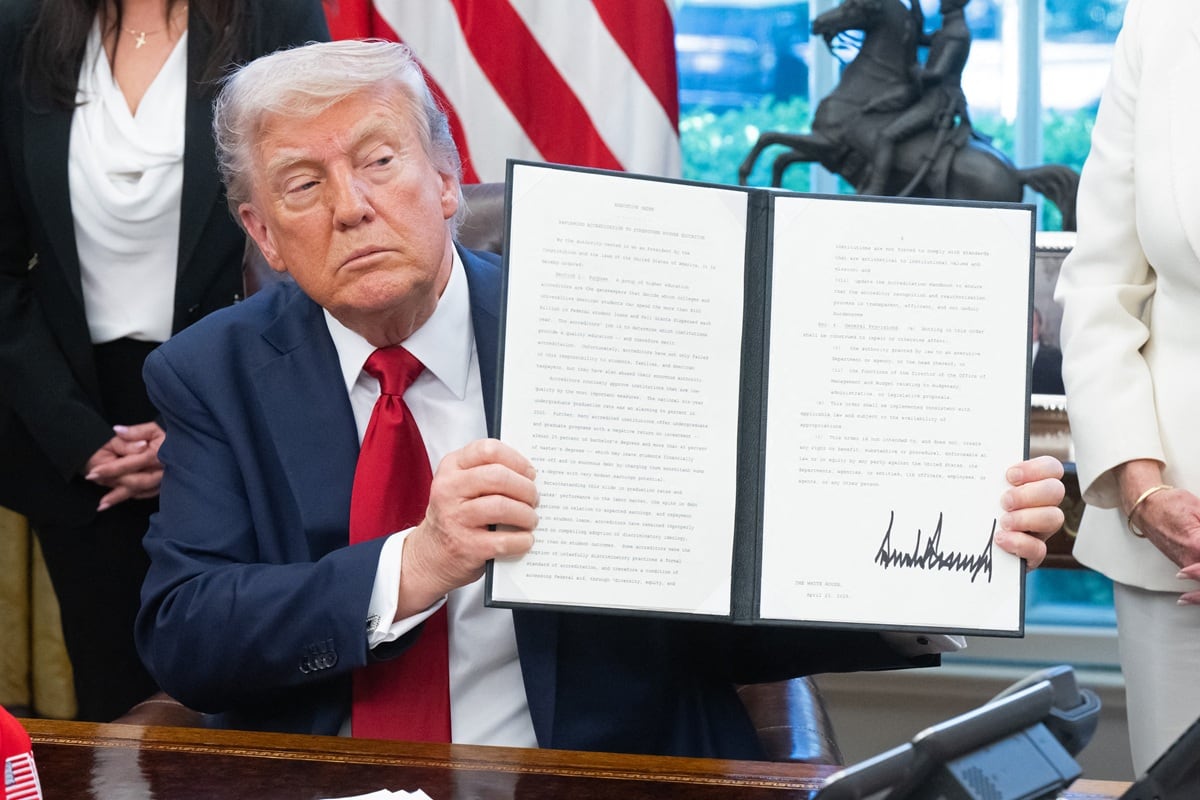 El presidente de Estados Unidos, Donald Trump, firma órdenes ejecutivas en la Oficina Oval de la Casa Blanca en Washington, DC, el 23 de abril de 2025. (Foto de SAUL LOEB / AFP)