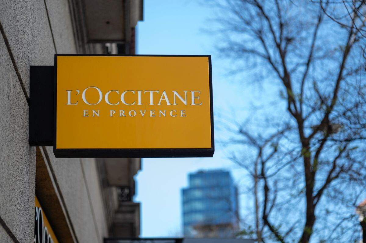 El logotipo de una tienda de L'Occitane International SA en Madrid, España, el martes 9 de abril de 2024. El multimillonario propietario de L'Occitane, Reinold Geiger, y Blackstone Inc. están a punto de llegar a un acuerdo para privatizar la empresa de cuidado de la piel, personas familiarizadas con dijo el asunto, potencialmente poniendo fin a su carrera de 14 años en la bolsa de valores de Hong Kong.