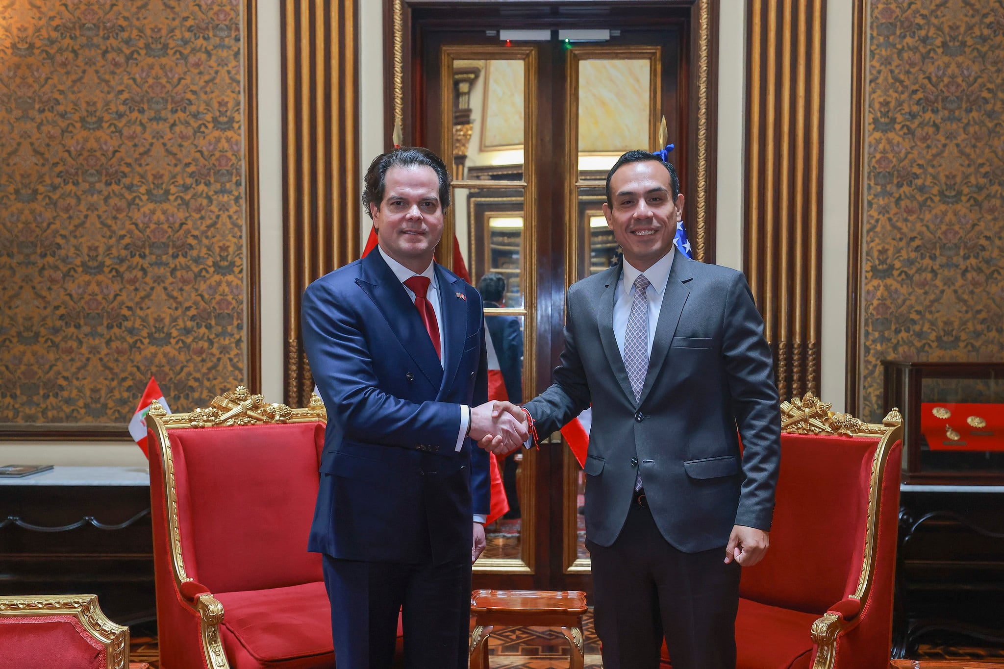 El presidente josé Jerí junto al nuevo embajador de Estados Unidos en el Perú, Bernie Navarro. (Foto: Presidencia)