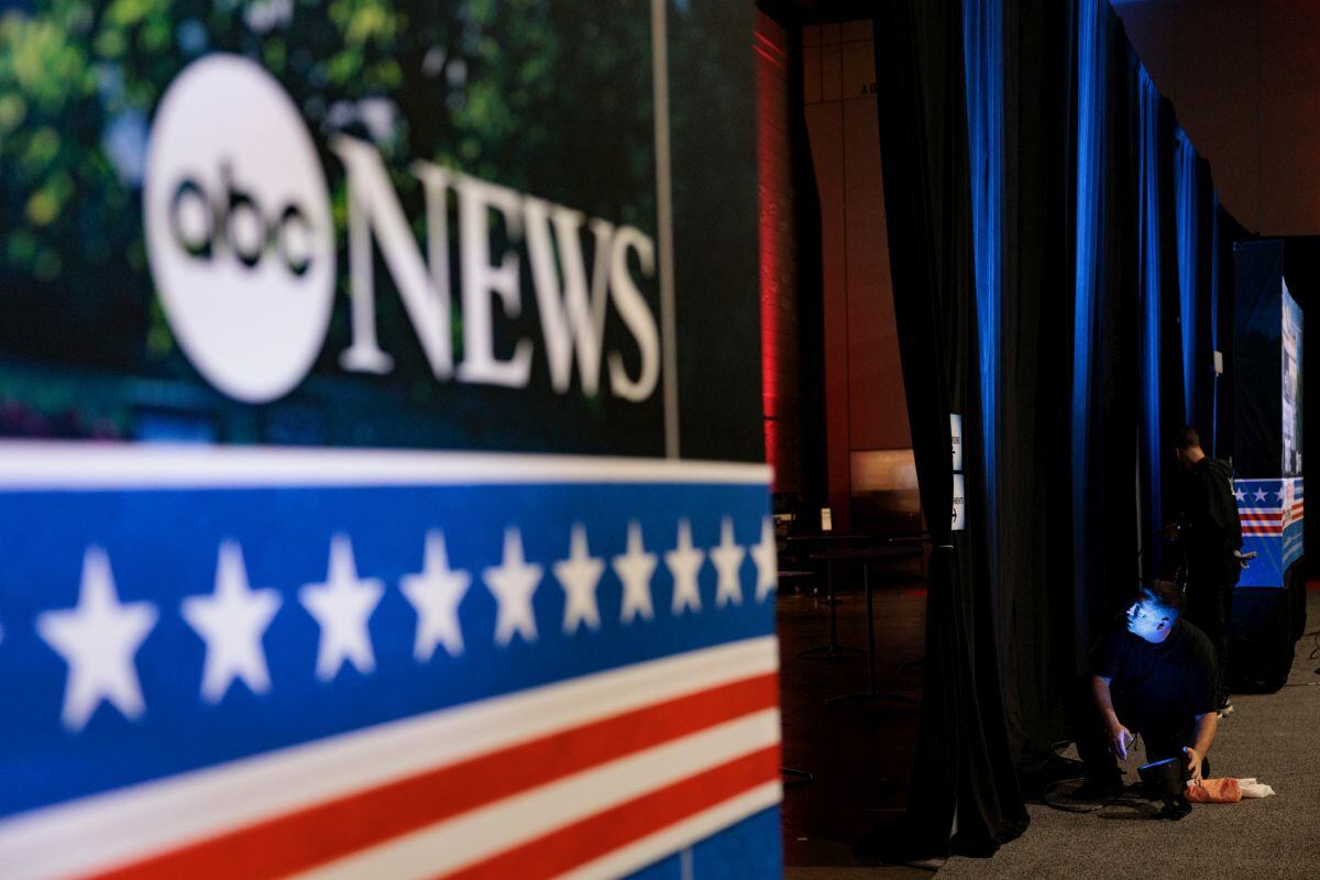 Trabajadores en la sala de prensa antes del segundo debate presidencial en el Centro de Convenciones de Pensilvania en Filadelfia, Pensilvania, EE.UU., el lunes 9 de setiembre de 2024. Donald Trump y Kamala Harris llegan al debate del martes en busca del mismo objetivo, un momento que los ayudará a obtener la ventaja en una carrera que las encuestas muestran que está esencialmente empatada. Fotógrafo: Hannah Beier/Bloomberg