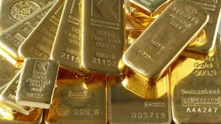 Oro cae por avance de acciones tras datos de EE.UU. y esperanzas de estímulos