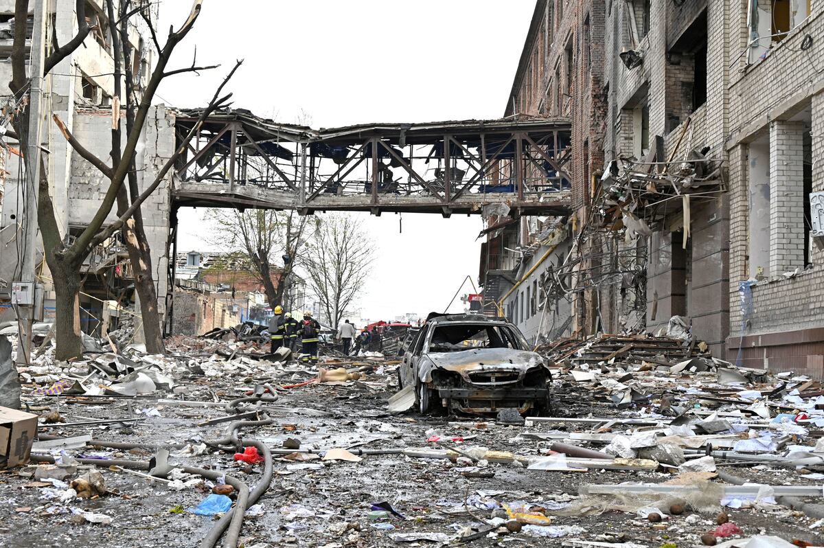 Los rescatistas revisan los escombros de los edificios destruidos tras el bombardeo, matando a dos personas e hiriendo a otras dieciocho según la oficina del fiscal de la región de Kharkiv, en la ciudad ucraniana de Járkov el 16 de abril de 2022. - Rusia invadió Ucrania el 24 de febrero de 2022. (Foto de SERGEY BOBOK / AFP)