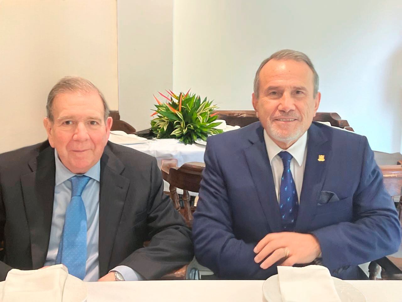 El ministro de Relaciones Exteriores, Elmer Schialer, junto a Edmundo González Urrutia. Foto: Cancillería.