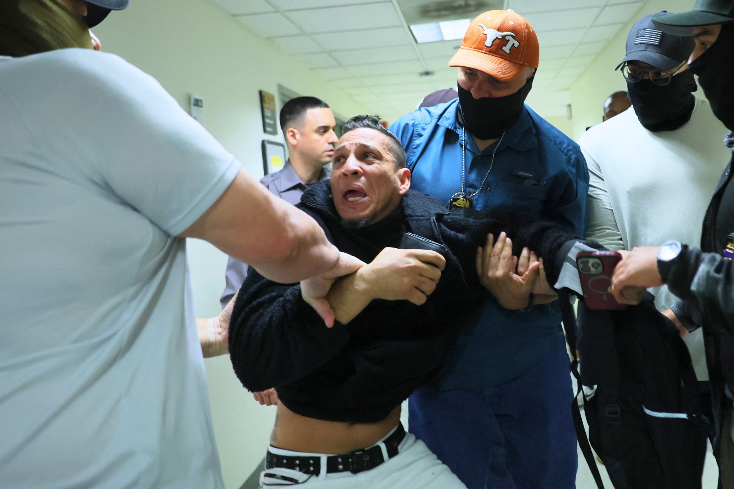 En Nueva York, agentes de ICE habían adoptado la estrategia de arrestar indocumentados en las cortes de inmigración, como se ve en esta imagen (Foto: AFP)