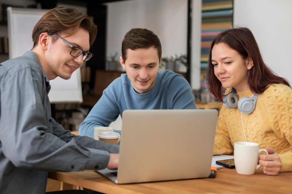 Las habilidades personales, como la confiabilidad, la puntualidad y el compromiso, muestran su ética laboral general y su energía para realizar el trabajo. (Foto: Freepik)