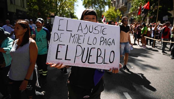 Una mujer participa en una manifestación durante una huelga nacional contra el gobierno de Javier Milei en el centro de Buenos Aires, el 24 de enero de 2024. (Foto de Luis ROBAYO/AFP)