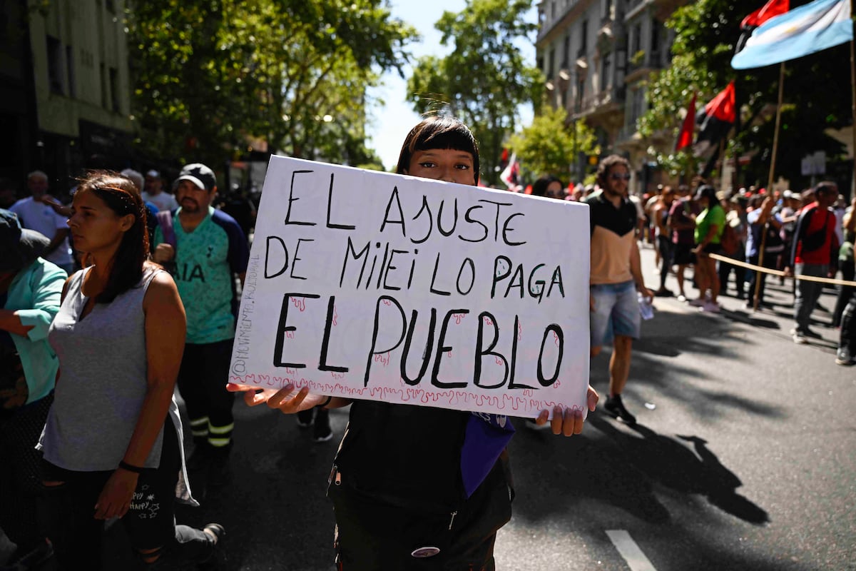 Una mujer participa en una manifestación durante una huelga nacional contra el gobierno de Javier Milei en el centro de Buenos Aires, el 24 de enero de 2024. (Foto de Luis ROBAYO/AFP)