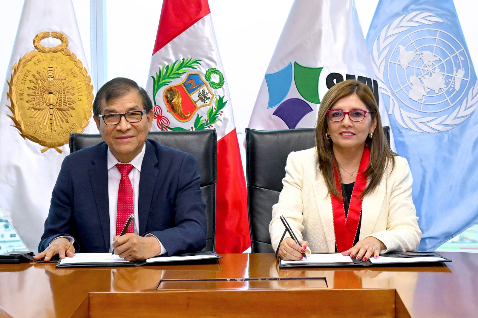 Zósimo Juan Pichihua Serna, Superintendente del Mercado de Valores; y Escarleth Daysi Laura Escalante, Coordinadora Nacional de las las Fiscalías Especializadas en Delitos de Corrupción de Funcionarios. (Fotos: Oficina de Imagen Institucional)