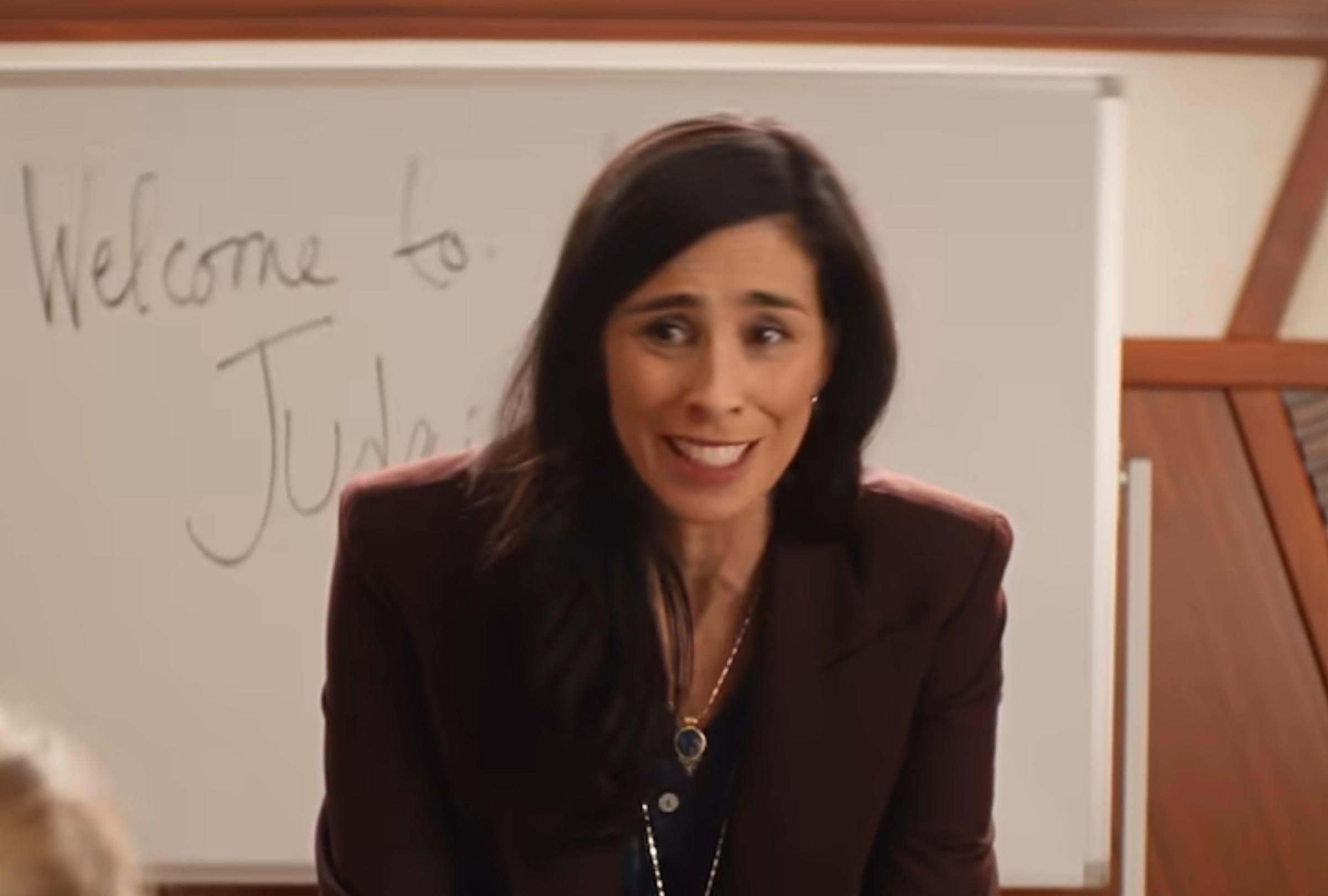 Sarah Silverman como Eden en una escena de la tercera temporada de la serie "Nobody Wants This" (Foto: 20th Television / 3 Arts Entertainment / Steve Levitan Productions / Netflix)