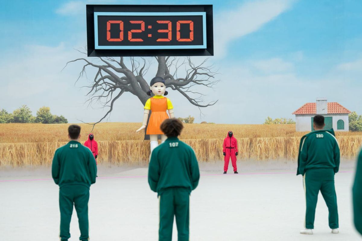 El tradicional juego Lu Roja, luz verde se replica en el reality de "El juego del calamar: El desafío" (Foto: Netflix)