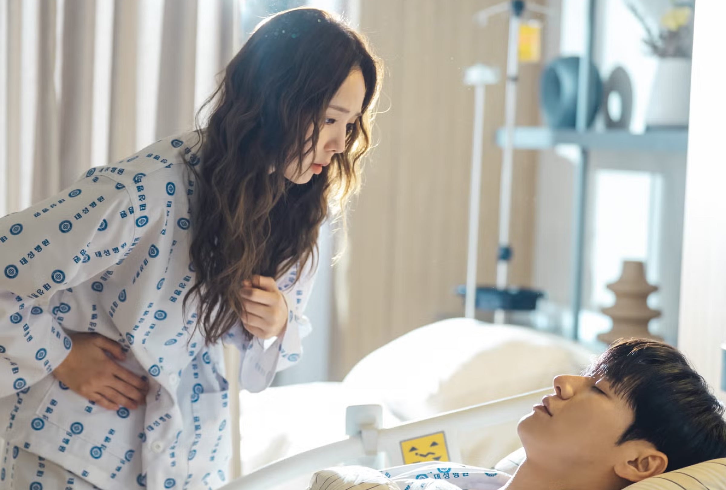 Na Bo-bae (Chae Soo-bin) acepta acompañar a Baek Ho-rang (Kim Young-kwang) el tiempo necesario antes de su operación en la comedia romántica coreana "La chispa del amor" (Foto: Netflix)