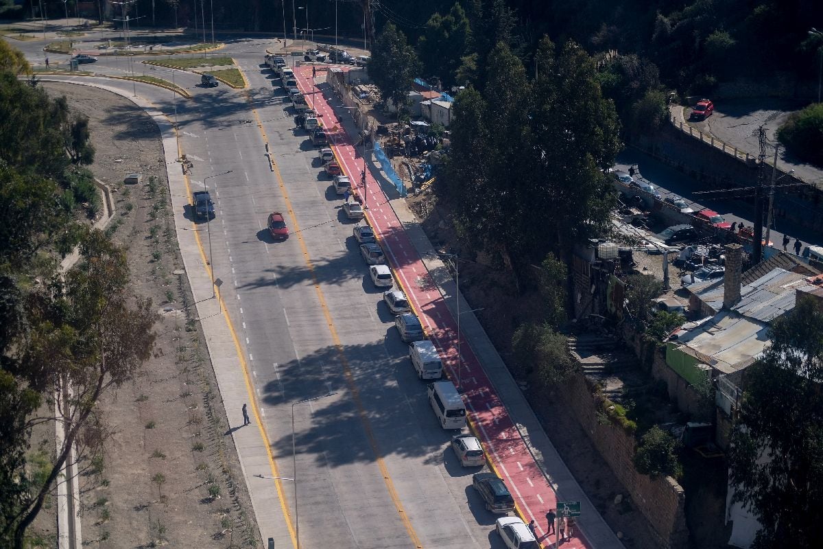 Vehículos haciendo fila para repostar cerca de una gasolinera en La Paz el 3 de junio.