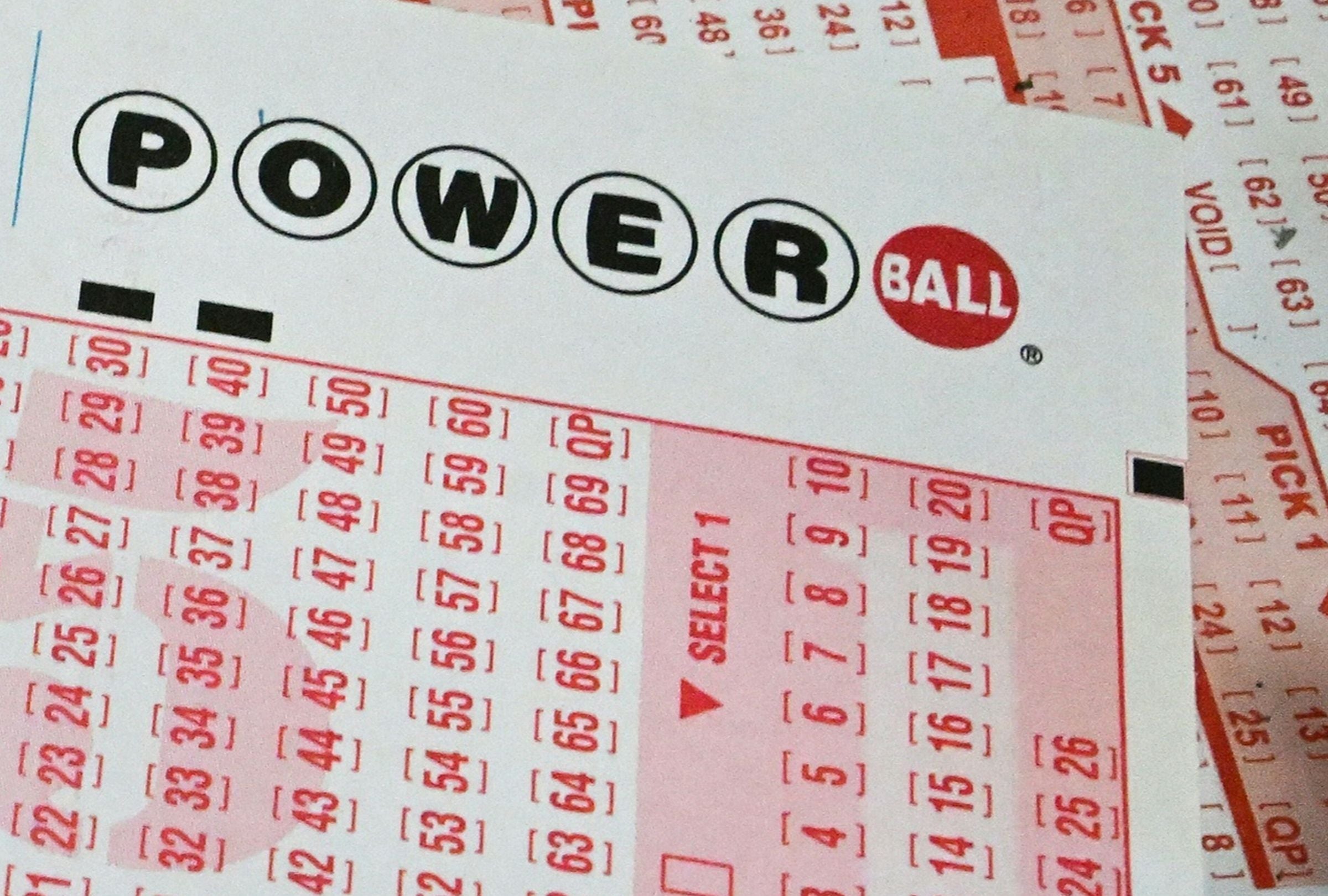 En esta nota conocerás los resultados del sorteo del Powerball del miércoles 03 de junio y descubrir si alguien se quedó con el premio mayor. (Foto: FREDERIC J. BROWN / AFP)