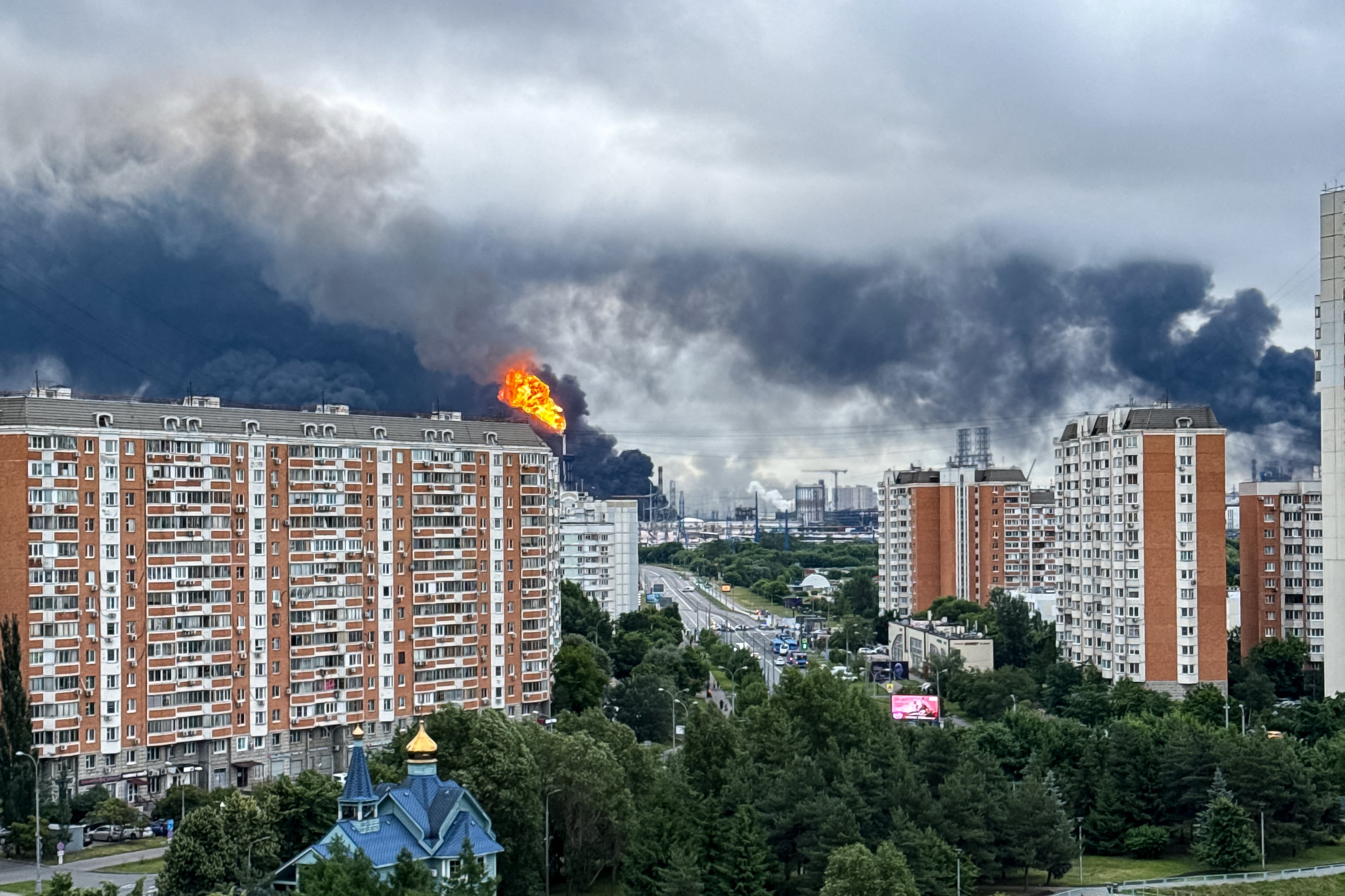 El 18 de junio de 2026, una columna de humo negro se elevaba desde la refinería de petróleo de Gazprom Neft, productora rusa de petróleo, en las afueras del sureste de Moscú, tras un ataque de Ucrania con drones. (Foto: AFP).