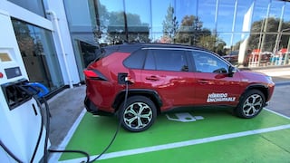 Toyota probará vehículos híbridos enchufables en renta