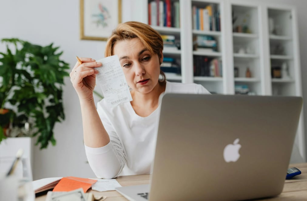 Cada vez más argentinos recurren al crédito para cubrir gastos básicos. (Foto: Pexels)