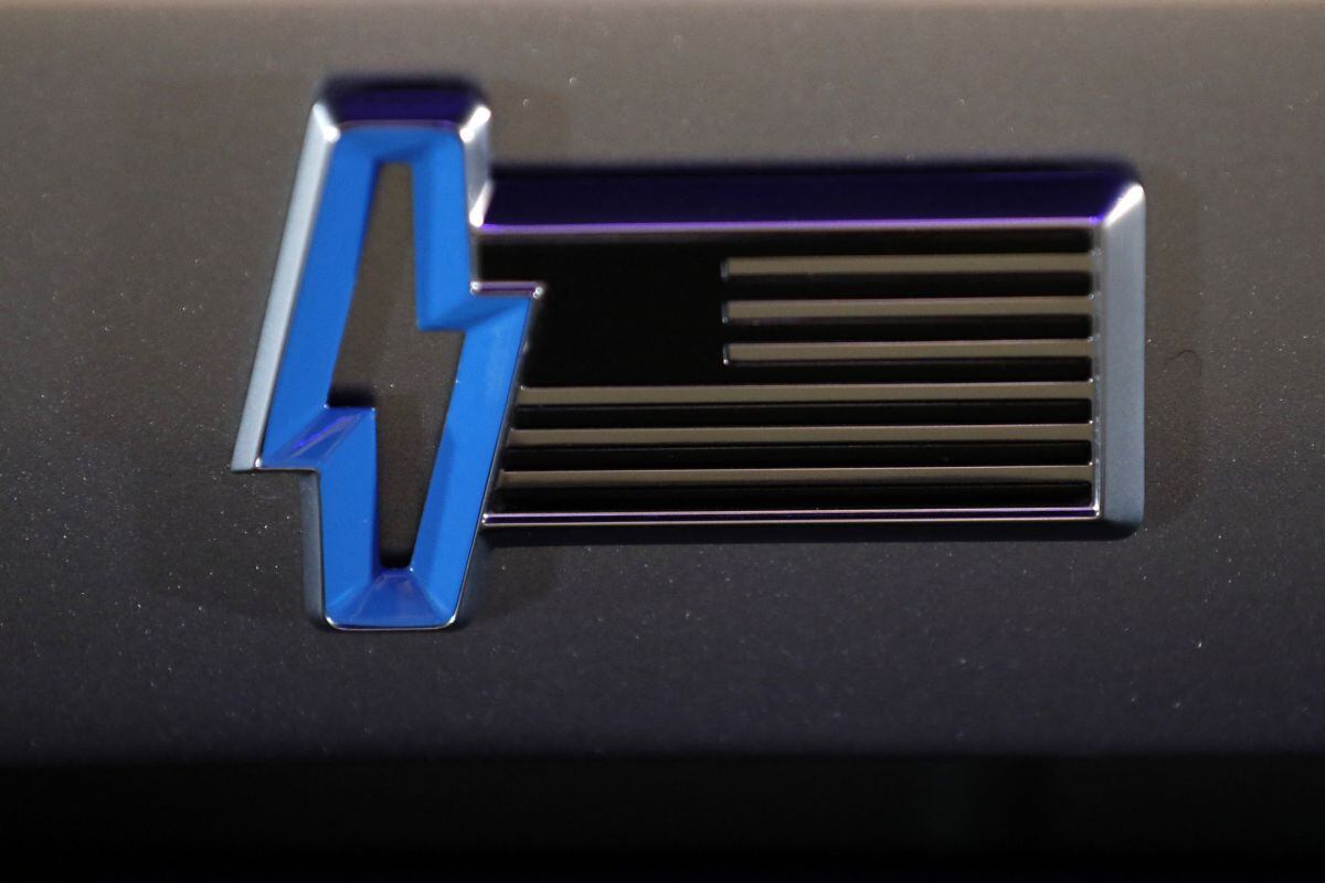 Se ve un logotipo en el costado del F-150 Lightning eléctrico de Ford Motor Company fuera de su sede en Dearborn, Michigan, el 19 de mayo de 2021 (Foto: Jeff Kowalsky / AFP)