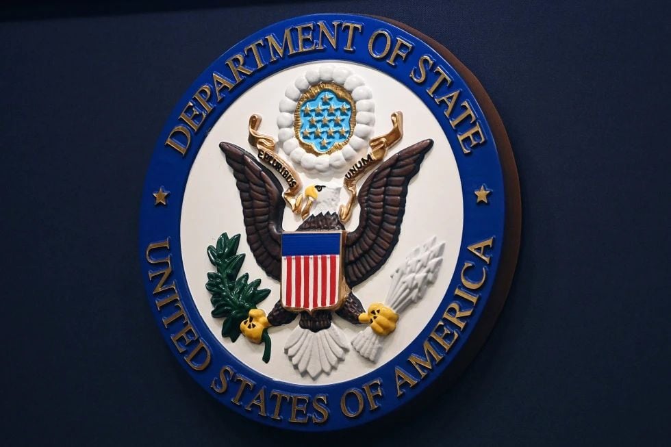 El escudo del Departamento de Estado de EEUU en el atril de la sala de prensa del Departamento de Estado en Washington, el 31 de enero de 2022. (Mandel Ngan, Pool vía AP/Archivo)