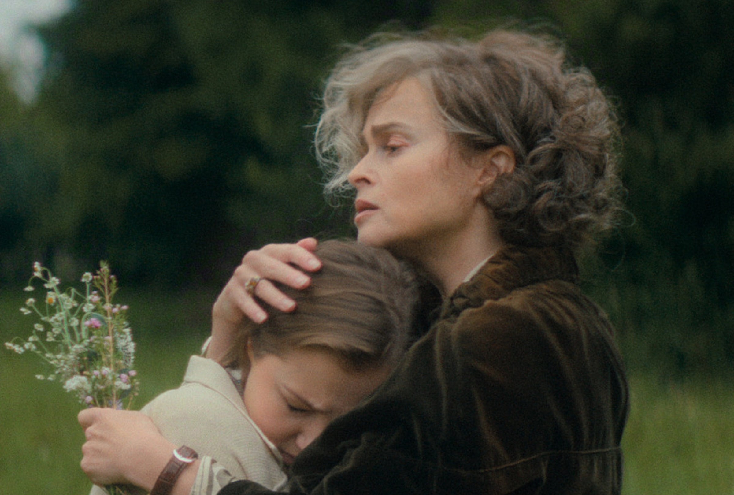 Mia McKenna-Bruce como Lady "Bundle" Brent y Helena Bonham Carter como Lady Caterham en la miniserie de misterio "Agatha Christie: Las Siete Esferas" (Foto: Netflix)