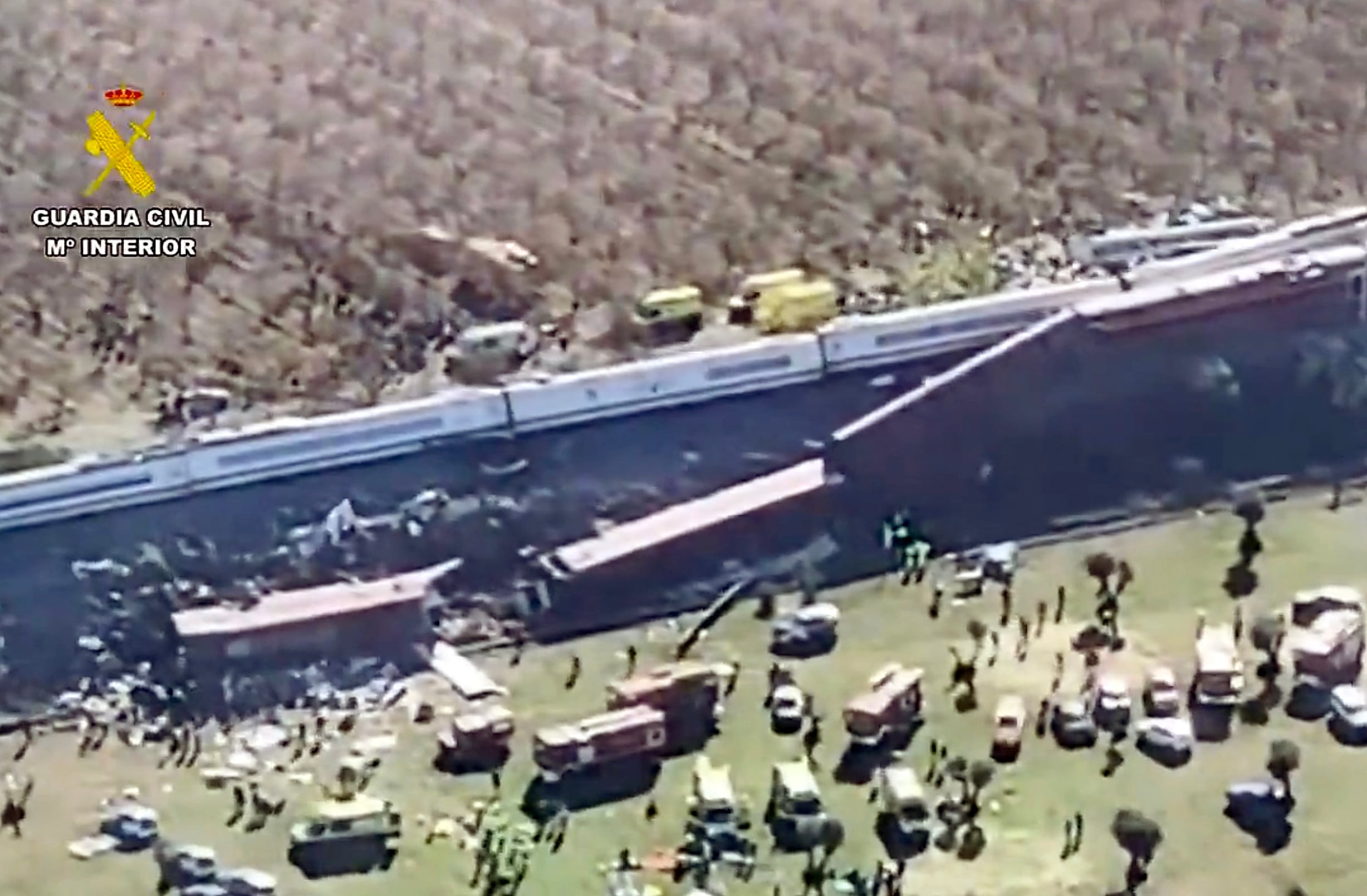 Esta imagen fija del vídeo grabado y difundido por la Guardia Civil de España el 28 de octubre de 2026 muestra el choque entre un tren de alta velocidad Renfe AVE y un tren Iryo a unos 150 km al sur de Madrid, entre Urda y Los Yebenes, en la provincia de Toledo. (Foto de Handout / Guardia Civil / AFP).