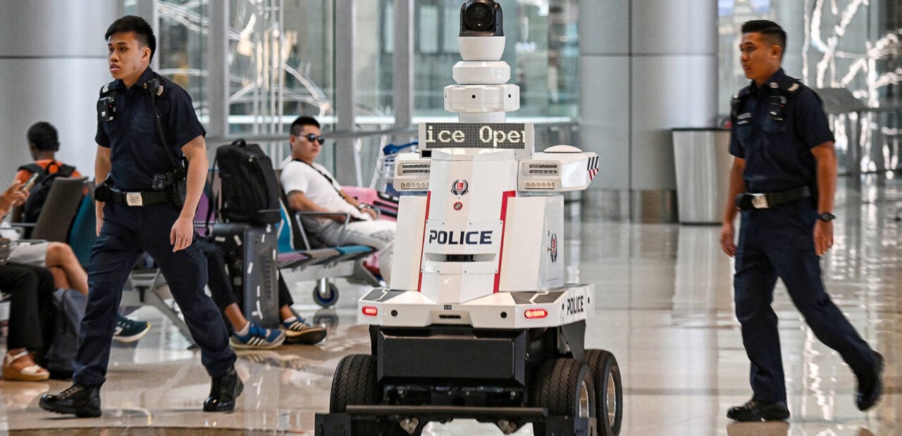 Los robots de patrulla están equipados con cámaras, sensores, altavoces, pantalla, y pueden emitir luces o sirenas. (Foto: AFP)